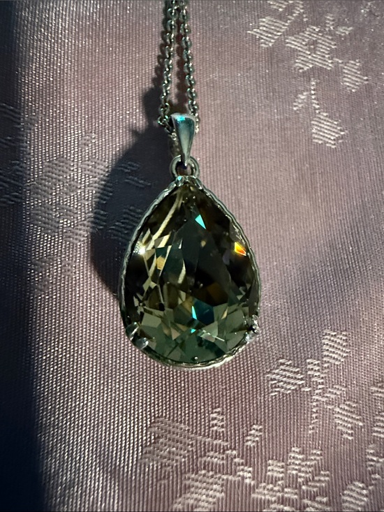 Jewelry - Elegant Teardrop Pendant Necklace in Olive Green in Sterling silver